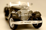 这张深褐色特写图像展示了复古玩具车模型的经典设计