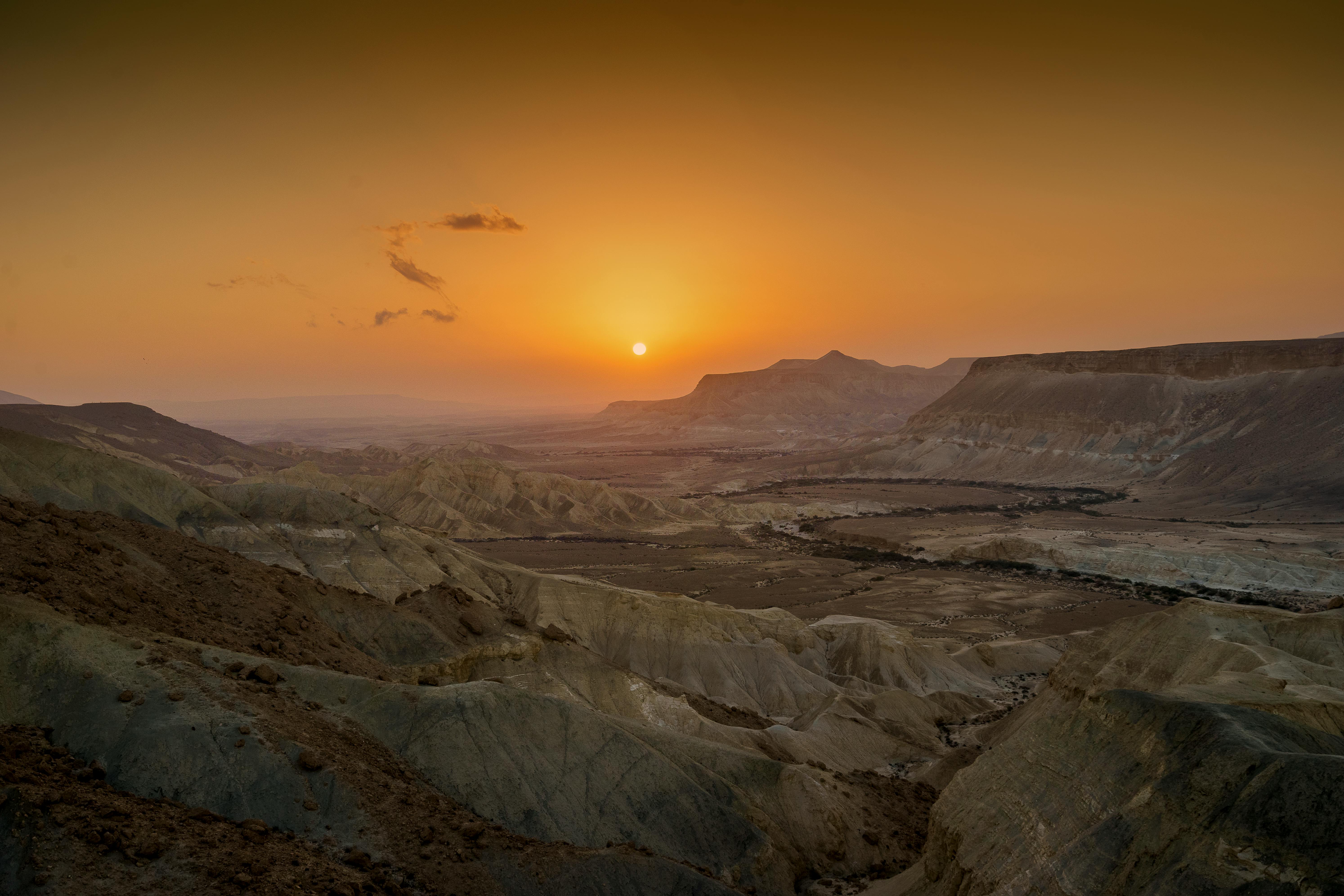 以色列斯德博克内盖夫沙漠的日落令人惊叹，捕捉了广阔的干旱景观