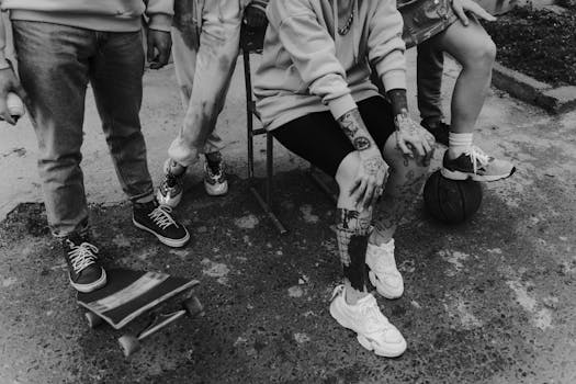 城市青年的时尚黑白照片，展现了纹身与街头服饰风格