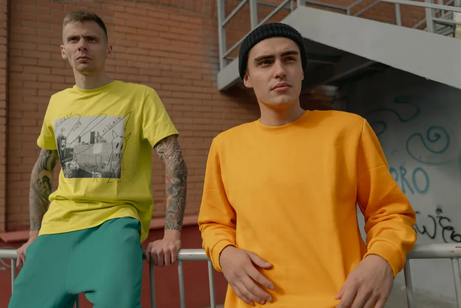 Deux hommes en tenue streetwear colorée illustrant l'harmonie des couleurs en streetwear masculin