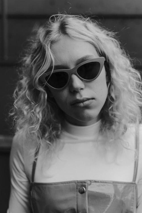 Free Grayscale Portrait of a Woman with Sunglasses Stock Photo