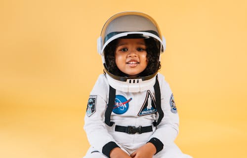 Criança Vestindo Fantasia De Astronauta