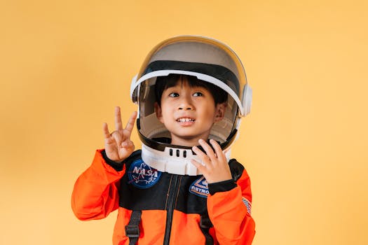 一个穿着宇航员服装的可爱小男孩，在充满活力的黄色背景下，展现着乐趣与想象力