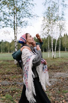 两个女人在宁静的白桦林中漫步，拥抱自然与友谊