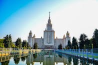 日落时分，莫斯科国立大学的倒影映在水中