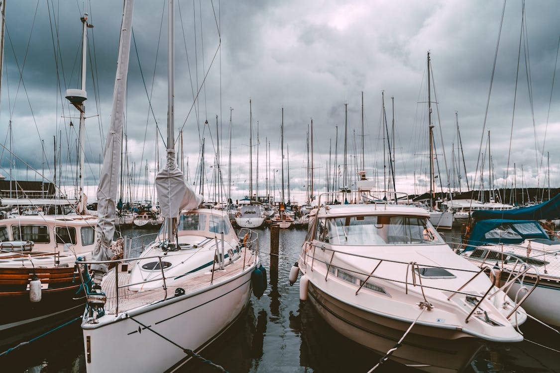 Kostenloses Stock Foto zu bewölkt, boote, docking-bereich