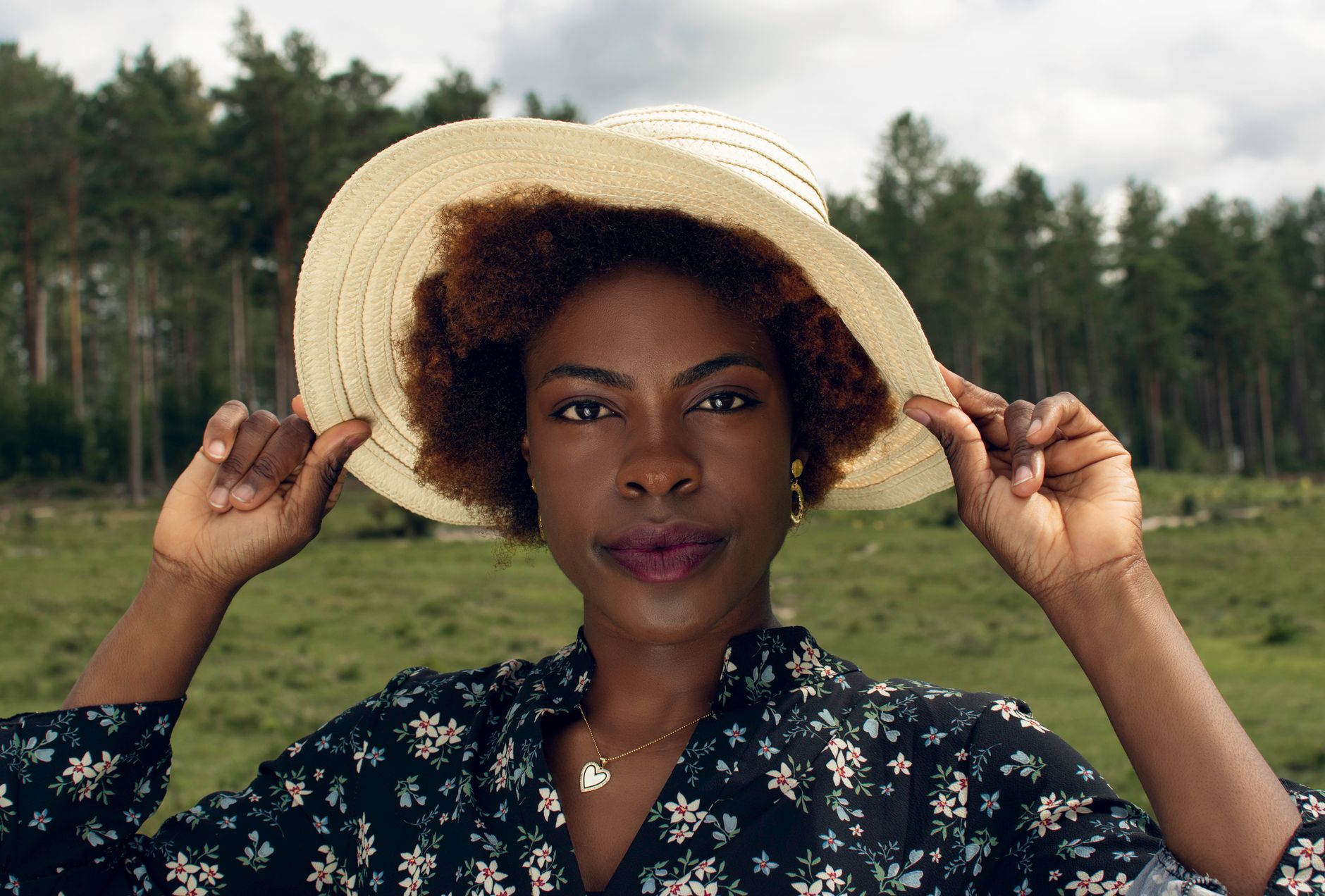 Late-Summer Alfresco: Hat Styling for Rooftops, Brunch & Golden Hour