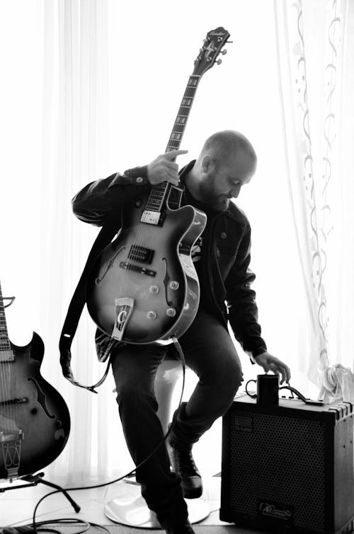 Kostnadsfria Kostnadsfri bild av akustisk gitarr, artist, gitarrist Stock foto