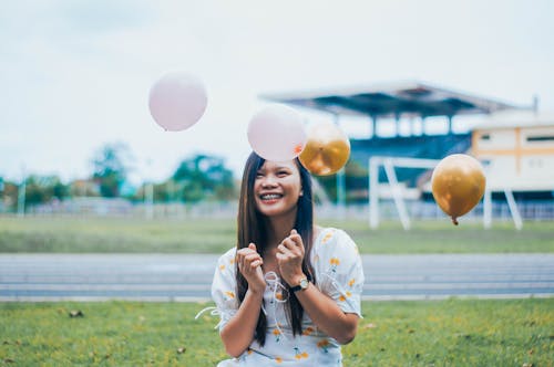 Gratis lagerfoto af asiatisk kvinde, ballon, begejstret