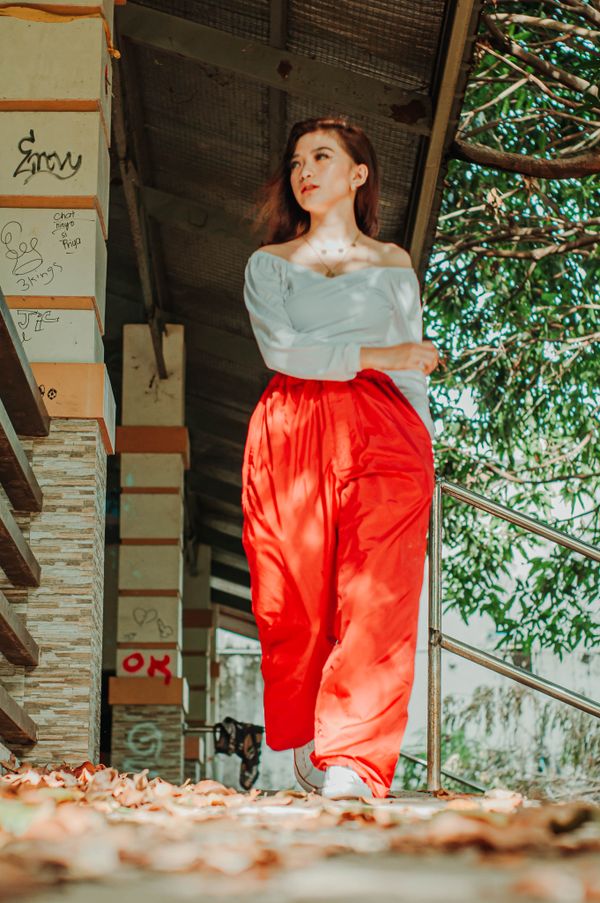 High-waisted parachute pants with crop top 80s outfit