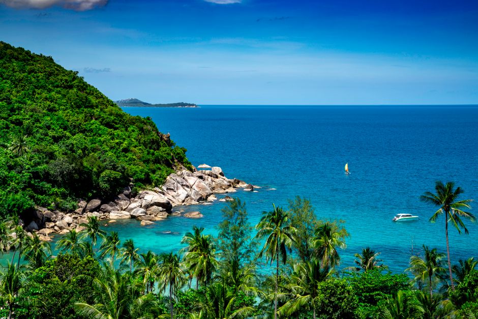 Crique tropicale de Thaïlande avec eau turquoise et végétation luxuriante