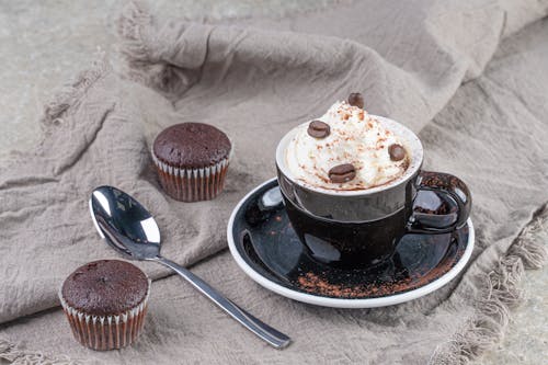 bir fincan kahve, cappuccino, cupcake'ler içeren Ücretsiz stok fotoğraf