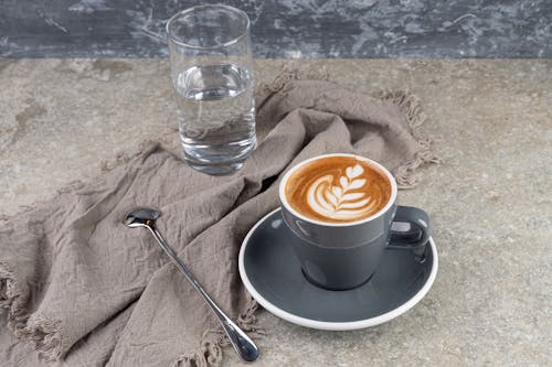 bir bardak su, fincan tabağı, Kahve içeren Ücretsiz stok fotoğraf