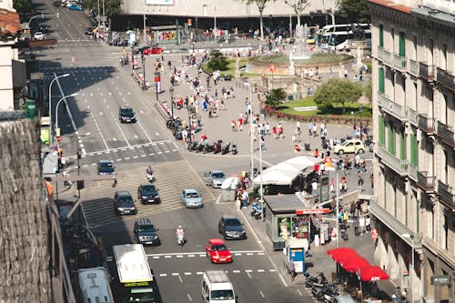 Foto profissional grátis de andando, automóveis, bebedouro