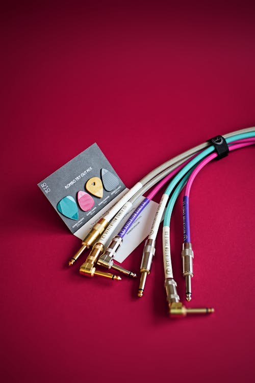 Gratis lagerfoto af elektriske ledninger, farverig, guitar plukker