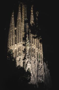 夜晚，巴塞罗那的标志性建筑圣家堂被点亮，展现出其宏伟的样貌