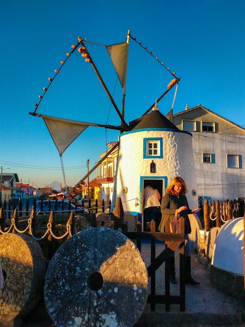 Бесплатное стоковое фото с ветряная мельница, голубое небо, деревня