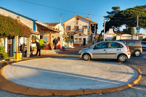 Бесплатное стоковое фото с автомобили, голубое небо, деревня