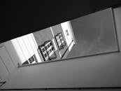 从独特的低角度，可以欣赏到带有阳台的建筑立面呈现出的戏剧性黑白景象