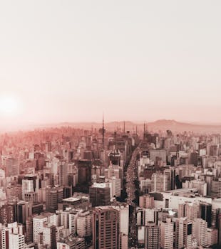 日落时分圣保罗天际线的广阔鸟瞰图，展现了充满活力的城市景观