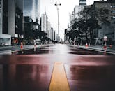 在巴西圣保罗的阴雨天，探索保利斯塔大道的城市之美