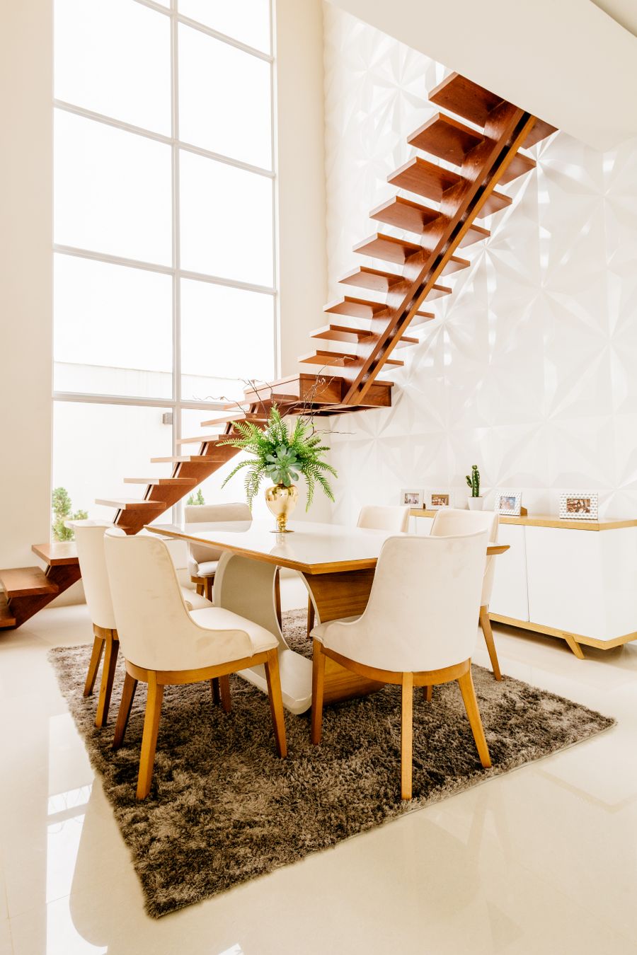 Salón reformado con escalera de madera