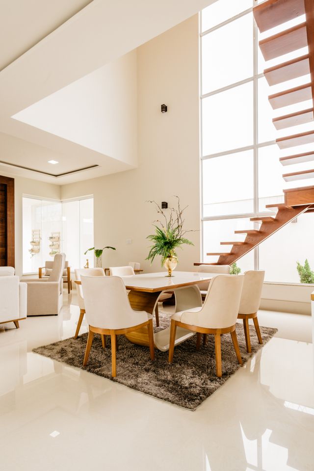 Espacio diafano con escalera de madera y luz cenital