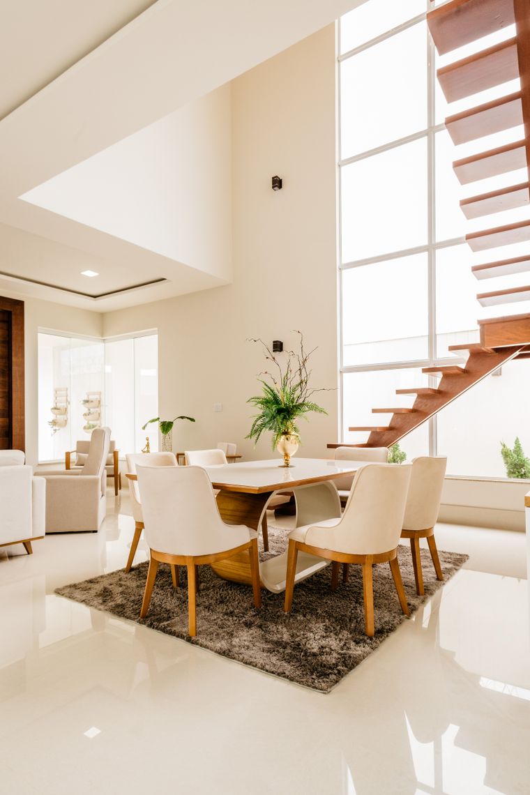 Espacio diafano con escalera de madera y luz cenital