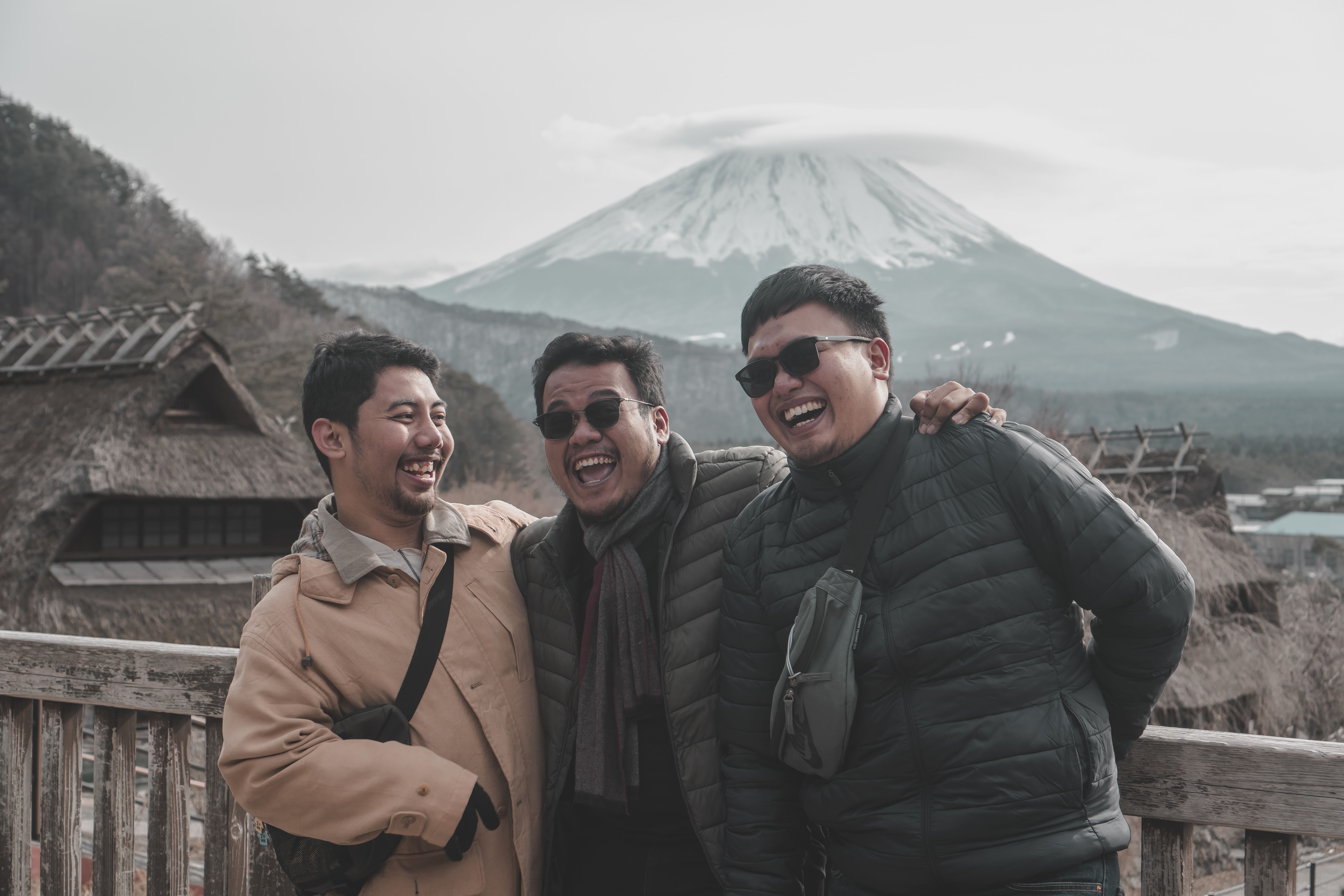 Dành thời gian cho bạn bè giúp giải tỏa căng thẳng hiệu quả.