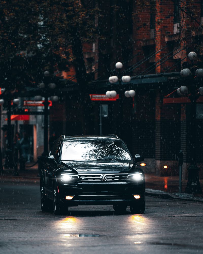 Volkswagen Tiguan noir sous la pluie — Berline ECO Allo Shuttle Le Havre
