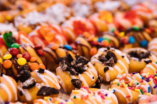 Gratis arkivbilde med dessert, doughnuts, fargerik