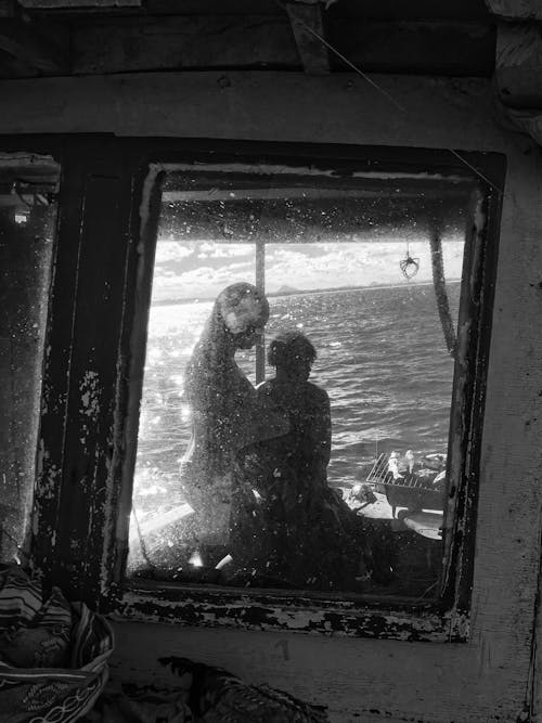 Darmowe zdjęcie z galerii z czarno-biały, łódź, ludzie