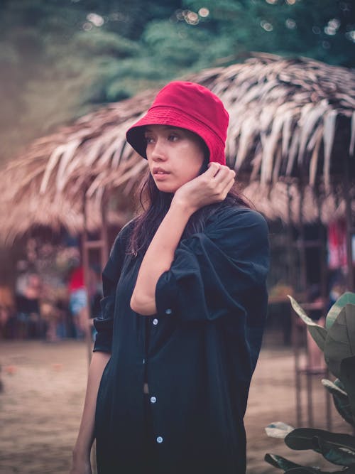 Foto profissional grátis de Mulher asiática, mulher oriental, mulher usando chapéu vermelho
