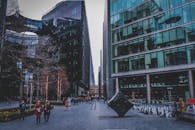 繁华的城市场景中，摩天大楼、人群和广场喷泉一一展现