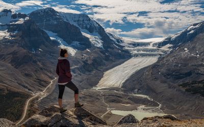 Du khách bị thương nặng sau khi xe buýt du lịch lăn xuống đồi tại Columbia Icefield