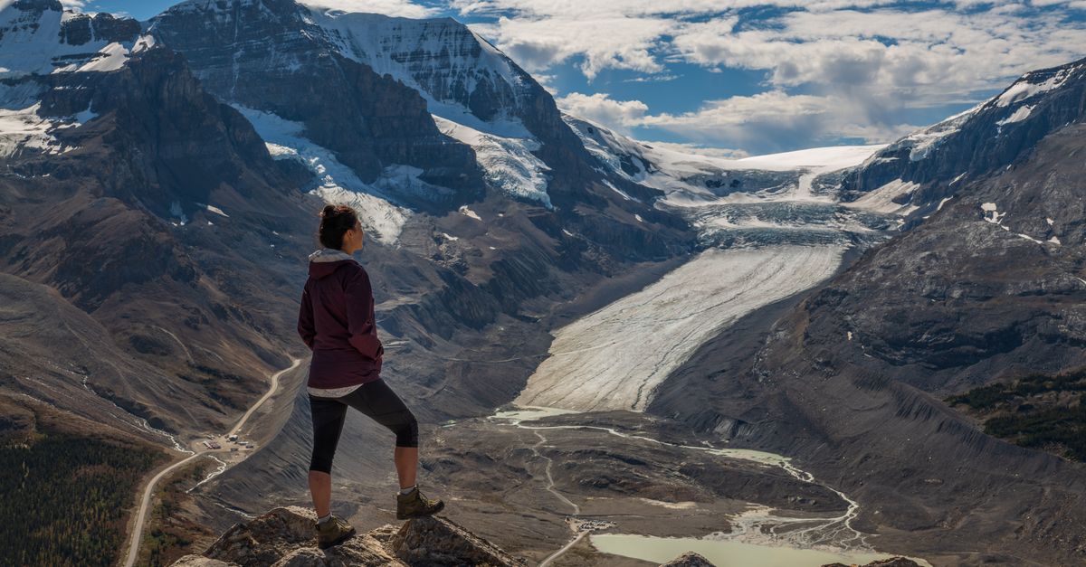 Du khách bị thương nặng sau khi xe buýt du lịch lăn xuống đồi tại Columbia Icefield
