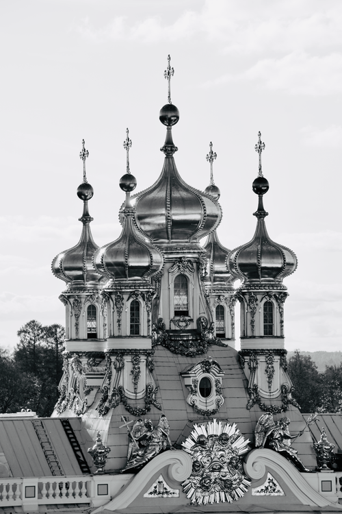 Free Elegant black-and-white capture of Catherine Palace domes in St. Petersburg, displaying Russian baroque architecture. Stock Photo
