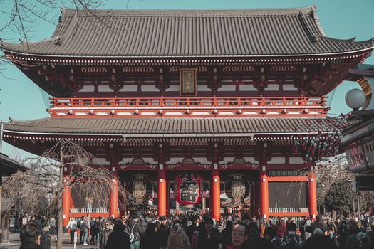 在东京的千藏寺，游客可以在前台看到传统佛教建筑的展示