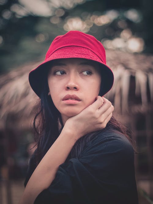 Ilmainen kuvapankkikuva tunnisteilla aasialainen nainen, ämpärihattu, kuvan syvyys