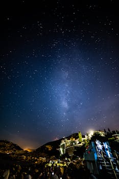香港岛的景观被田园诗般的星空照亮