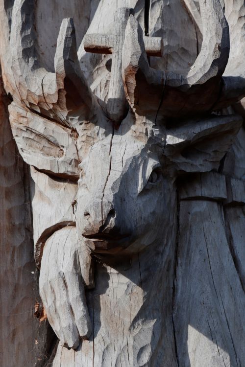 Free Detailed wood carving of a deer figure displaying artistic craftsmanship. Stock Photo