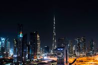 迪拜天际线的夜间景观令人惊叹，标志性的哈利法塔在星空下熠熠生辉