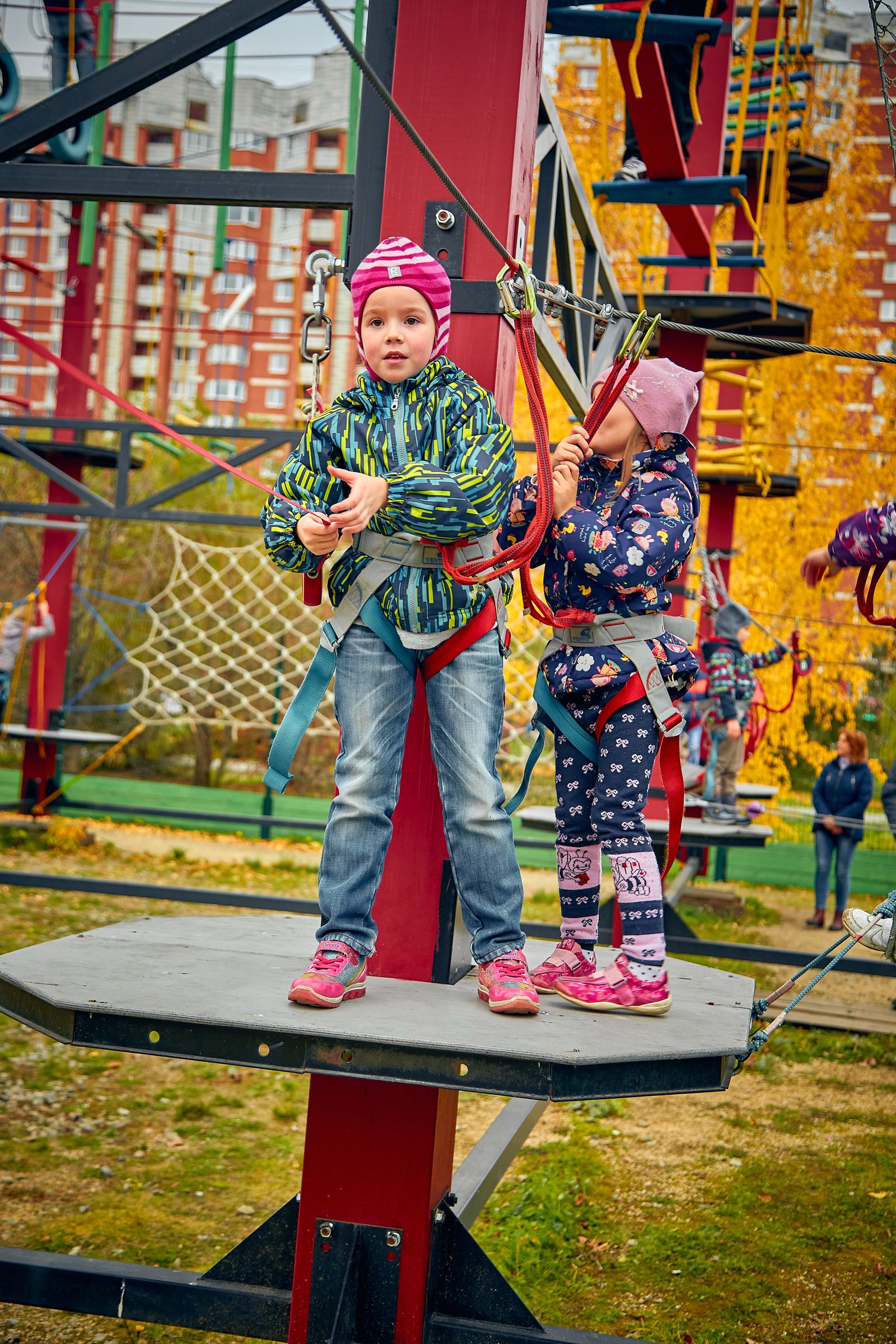 Photo d'ambiance d'enfants sur un parcours de cordes en plein air