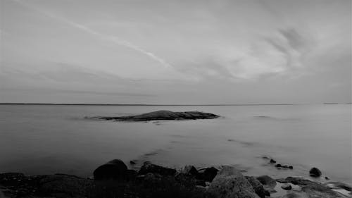 Безкоштовне стокове фото на тему «берег моря, валуни, відтінки сірого»