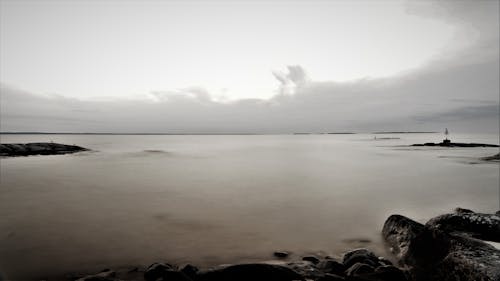 Безкоштовне стокове фото на тему «безтурботний, берег моря, відтінки сірого»