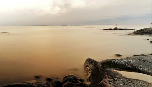 Foto d'estoc gratuïta de costa rocallosa, escala de grisos, exposició prolongada