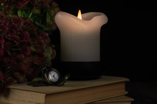 Безкоштовне стокове фото на тему «віск свічки, запалений, кишеньковий годинник»