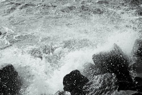 Crashing of Waves on Boulders 