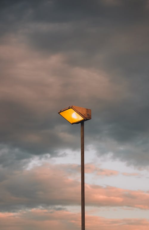 Gratis stockfoto met bewolkte lucht, fel, lantaarnpaal