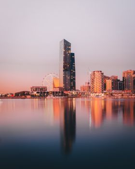 黄昏时分，现代城市的天际线倒影令人惊叹